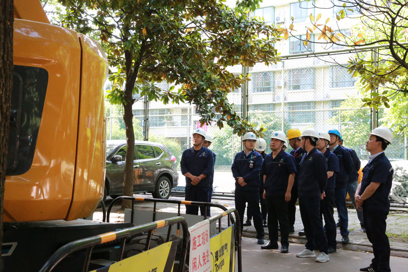 公司黨委書記、董事長程志求    現場指導安慶港華書記項目“安慶市戶內銹蝕燃氣立管隱患改造工作”